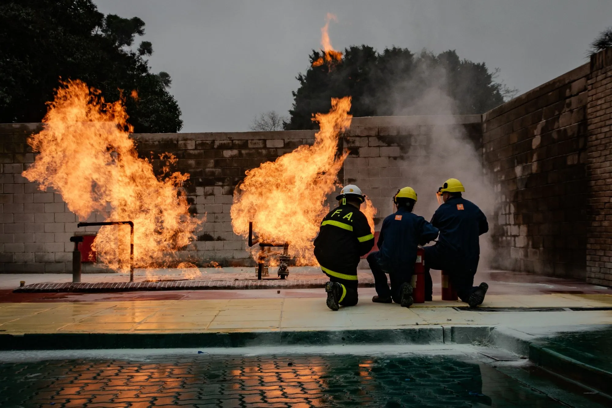 Brigada industrial practicando el combate de fuego con extintores