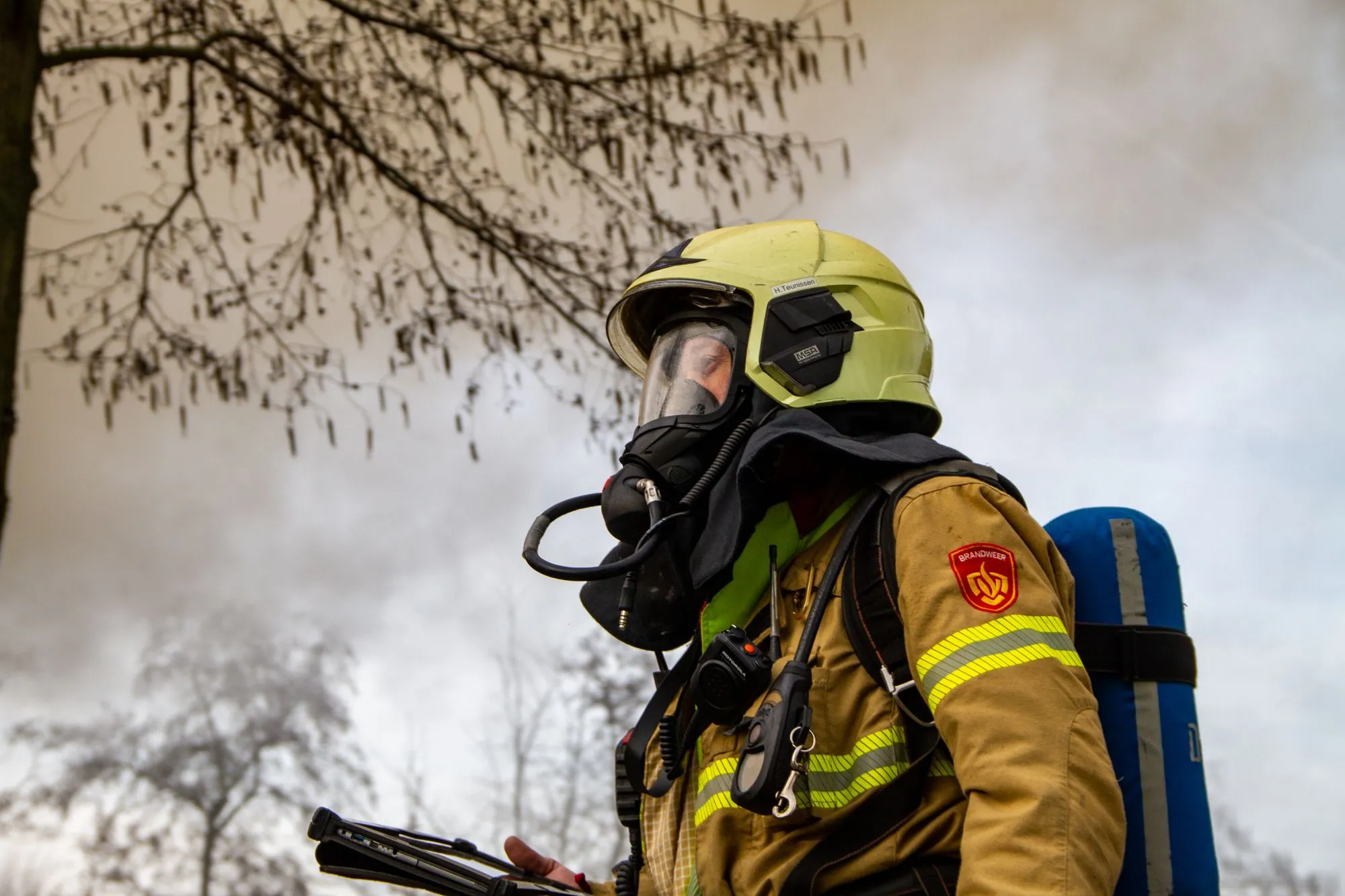 Bombero con máscara y equipo de respiración autónoma durante una emergencia