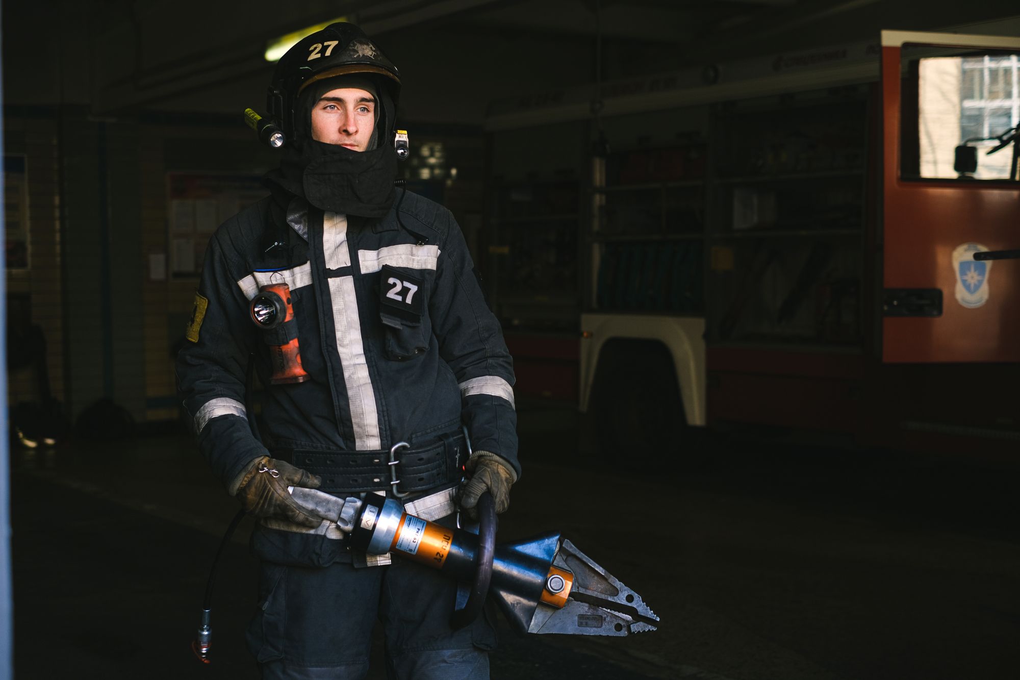 Bombero sosteniendo una herramienta hidráulica de rescate